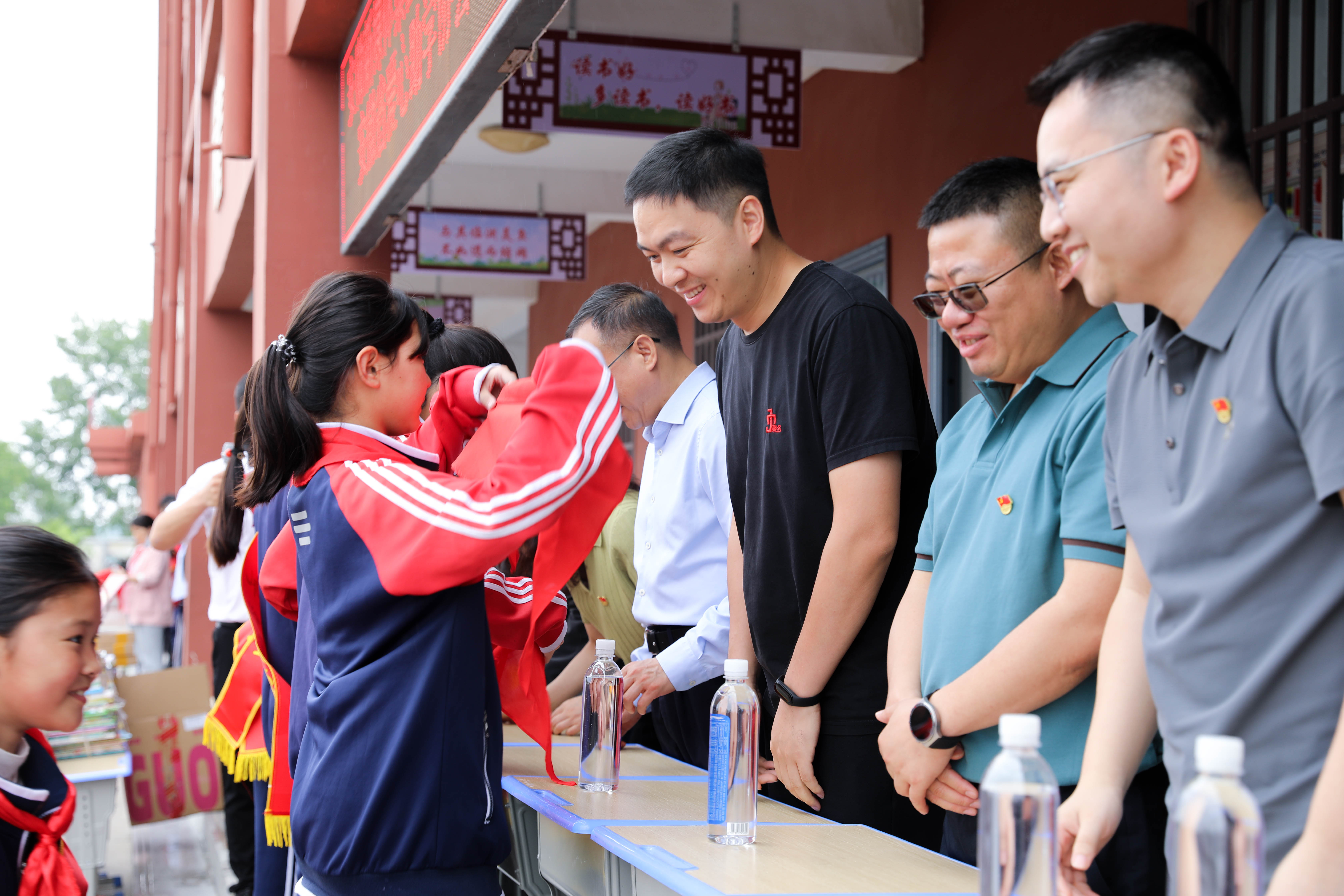 贯彻二十大 | 央媒人民网、央广网报道聚名科技赴灵璧县湖光小学开展爱心助学活动
